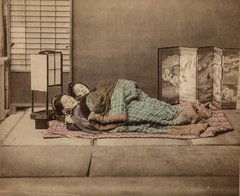 Zwei auf Nackenrollen schlafende Geisha