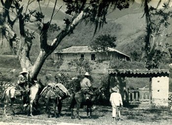 schwarz-weiß Fotografie mit einer Gruppe Reisender zu Pferde