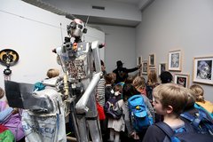 Kinder in einer Ausstellung