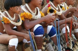 Festlich geschmückte Jungen Festlich geschmückte Indianer-Jungen