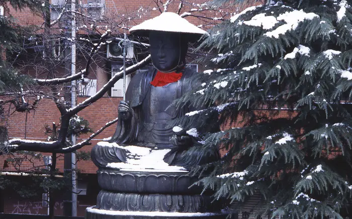 Einer der „Sechs Jito von Edo“, Shinjuku-Sanchome, Tokyo, Foto: Clemens  Schlüter, 2004 © GRASSI Museum für Völkerkunde zu Leipzig