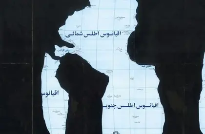 schwarze Landmassen vor einer hellblauen Landkarte