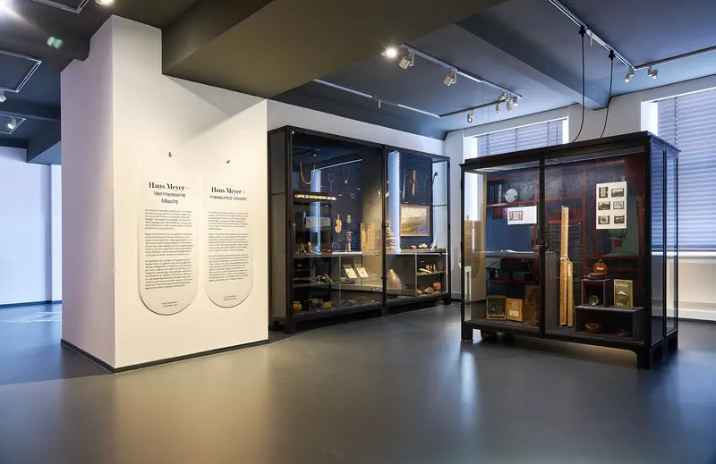 Vitrinen mit historischen Exponaten