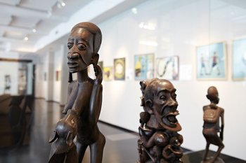 Foto mit afrikanischen Skulpturen