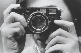 Timm Rautert, Selbst mit Kamera gedreht (um 0° 180°), 1972 vier schwarz-weiß-Fotografien, zwei Selbstporträts mit Kamera, zwei Bilder von Bäumen