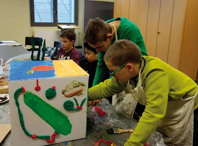 Kinder beim Basteln von Boxen