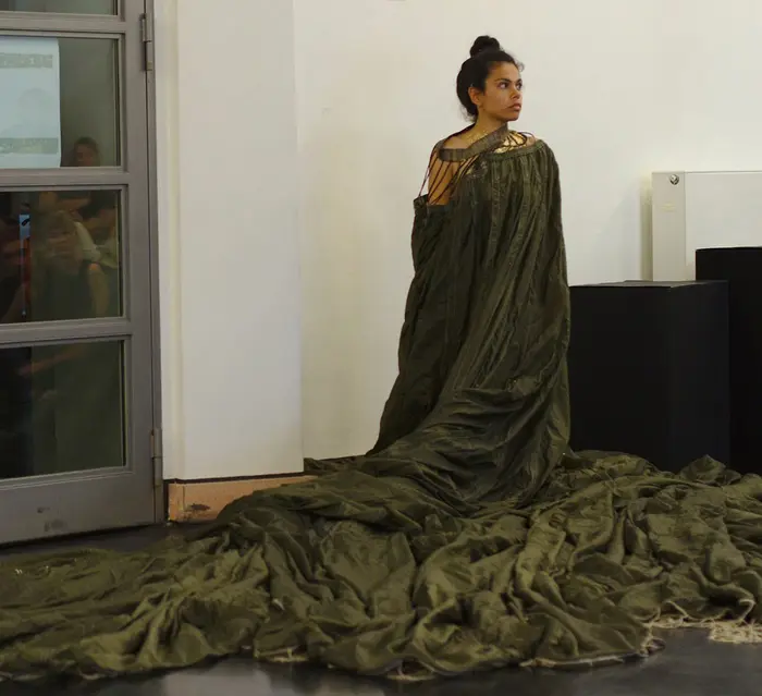 Frau tanzend im Foyer