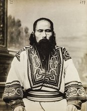 Abbilung eines Mannes mit Bart und traditioneller Kleidung