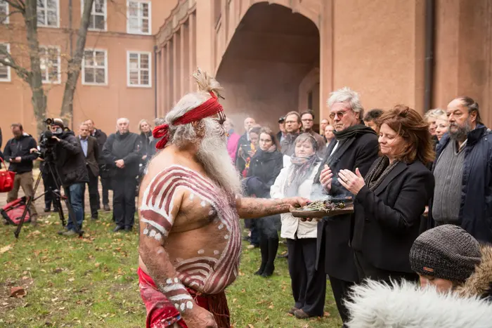 Menschen übergeben Objekte im Innenhof des Grassimuseums