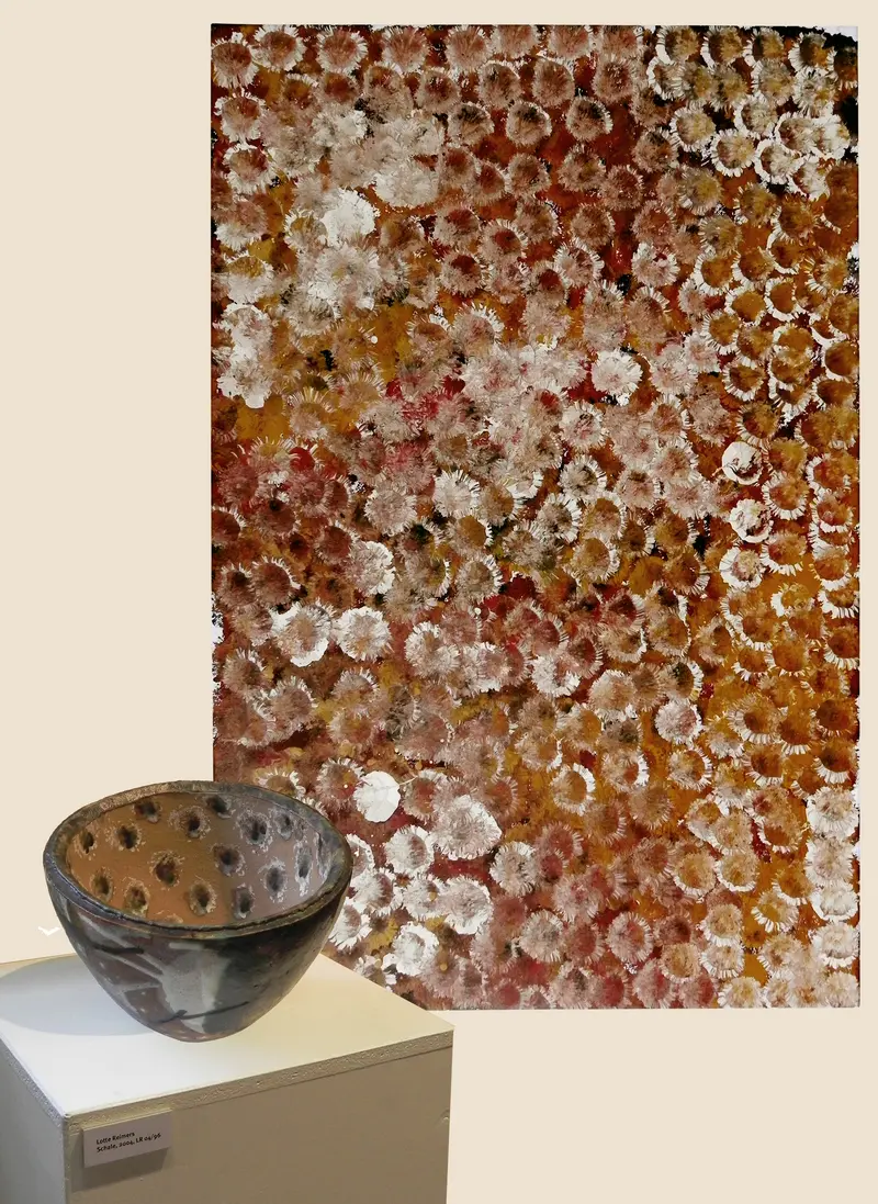 Bild von Emily Kame Knwarreye vor Keramik von Lotte Reimers