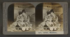 Zwei Maiko beim Betrachten von Stereofotografien mit einem Stereoskop