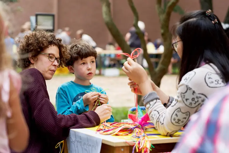 Eine Mama und ihr Sohn beteiligen an einem Workshop