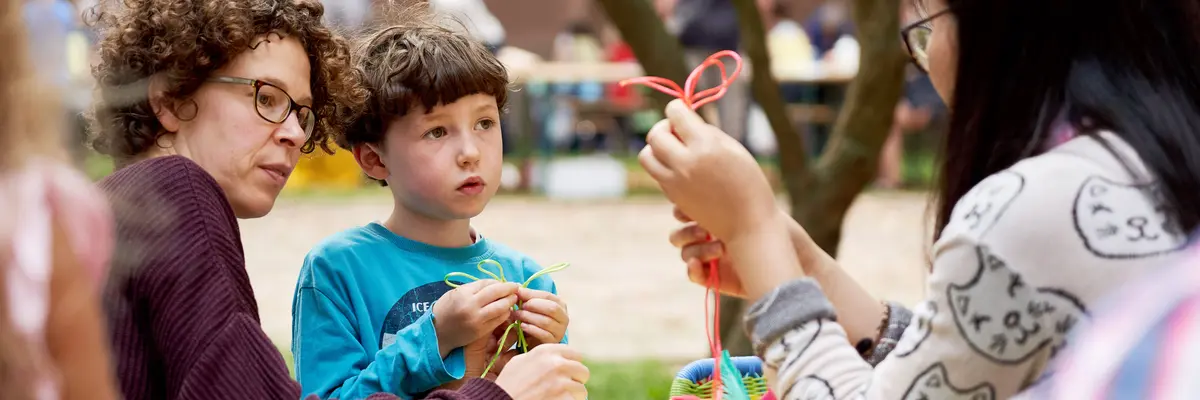 Eine Mama und ihr Sohn beteiligen an einem Workshop