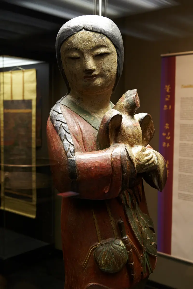 Blick in die Ausstellung, Knabe mit Phönix, Leihgabe Museum für  Ostasiatische Kunst Köln, 2012 © GRASSI Museum für Völkerkunde zu Leipzig, Foto: T. Dachs