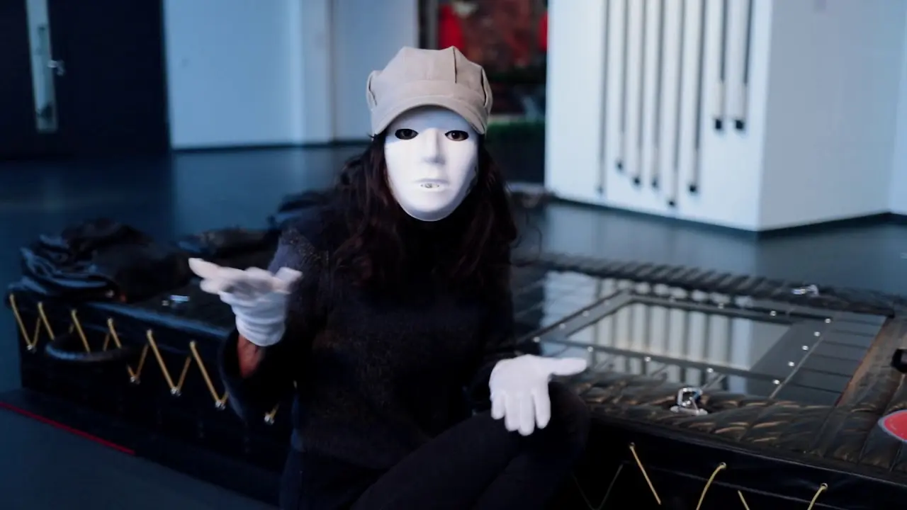 Video-Performance: „Gegenfrage“ von Petra Straussová