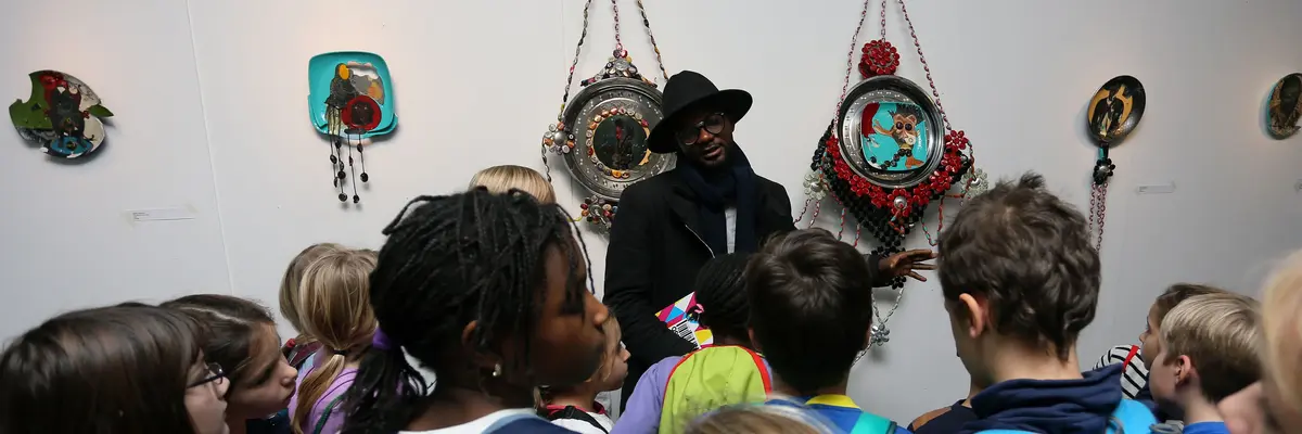 Eine Kindergruppe beim Hören eines Vortrags