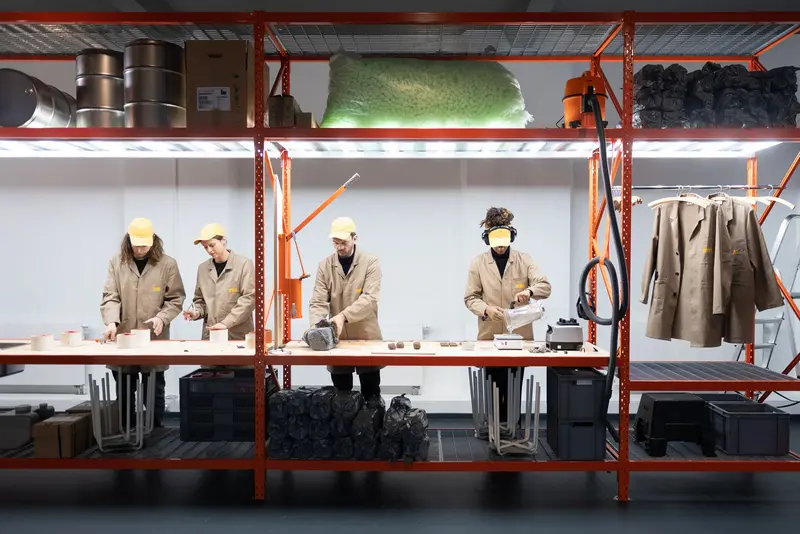 Menschen in Overalls arbeiten an einem Gerüst