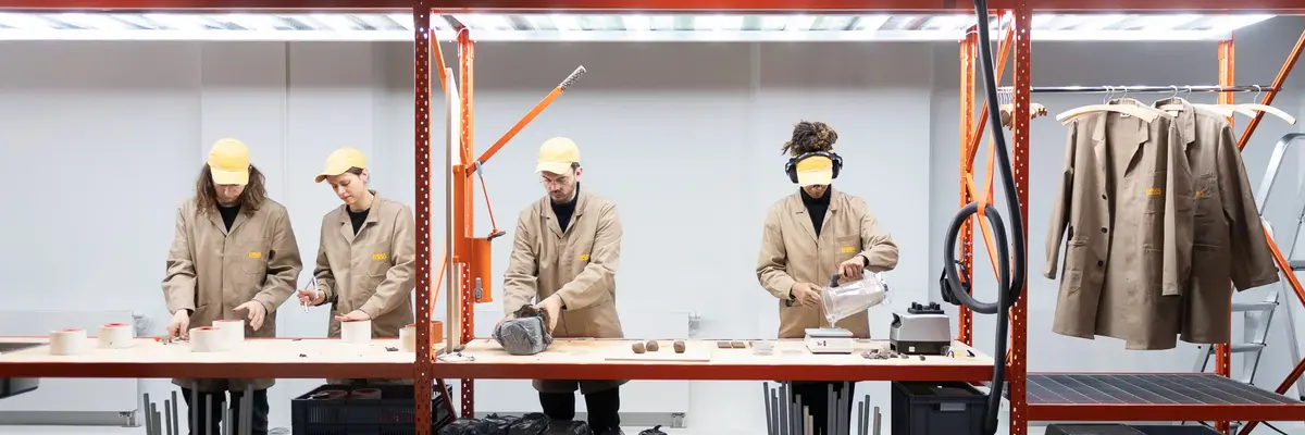 Menschen in Overalls arbeiten an einem Gerüst