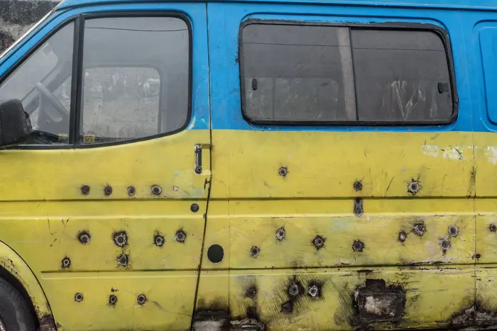 Ein blau-gelber Bus