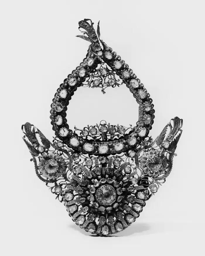 Brosche oder Gürtelschmuck, Silber vergoldet mit Kristalleinlagen, 11,5 x 8,5  cm , Java, 19. Jh., 2002 © GRASSI Museum für Völkerkunde zu Leipzig, Foto: Florian Köhler