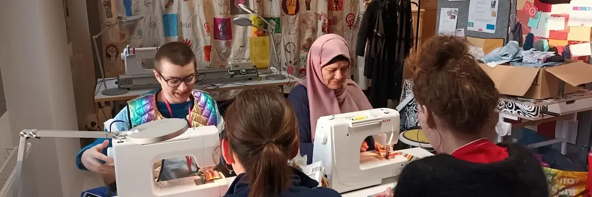 Vier Frauen an Nähmaschinen 