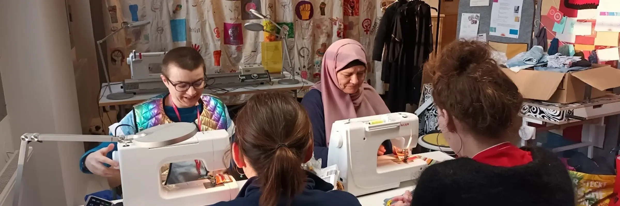 Vier Frauen an Nähmaschinen 
