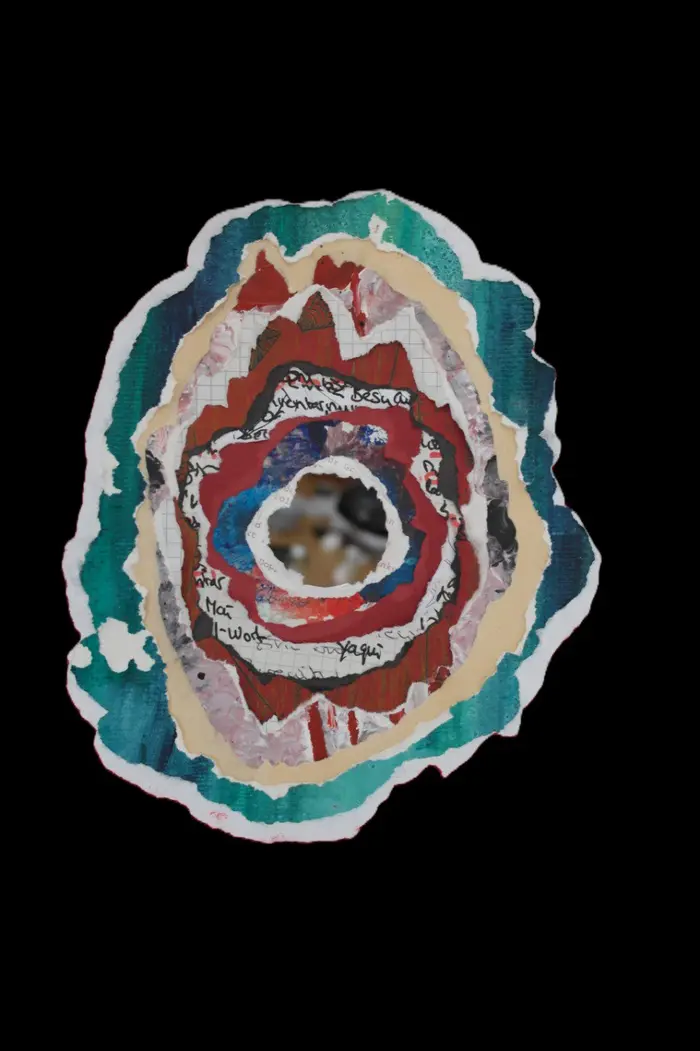 Collage mit mehreren farbigen, konzentrischen Schichten aus Papier, Textfragmenten und Farben, die an einen Querschnitt oder eine Maske erinnern. In der Mitte ein kleines rundes Loch mit unscharfem Hintergrund.