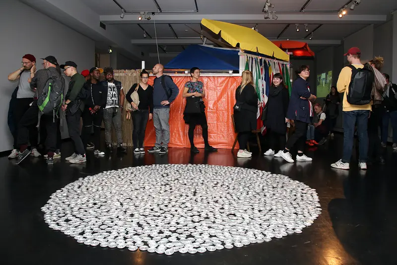 Mit Installation „Homage to Serge“ und Konzert von Kebo Mfumu (Paris / Kinshasa).