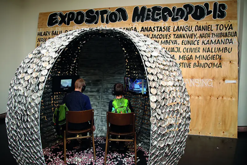 Zwei Kinder sitzen in einer Kugel