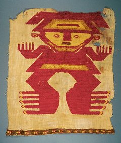 Gewebefragment mit stilisierter roter Figur, Peru, broschiert, 80 x 60  cm, 10. – 15. Jh, 2002 © GRASSI Museum für Völkerkunde zu Leipzig, Foto: Ingrid Hänse