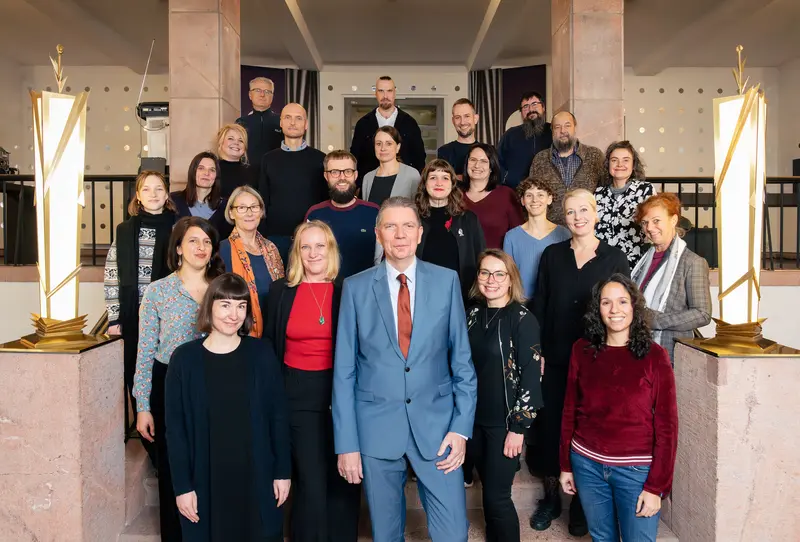 Mitarbeiterinnen und Mitarbeiter im GRASSI Museum für Völkerkunde zu Leipzig im Treppenhaus des Museums