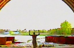 Ene-Liis Semper, Come! (Videostill), 1998 Frau in Flugzeughanger