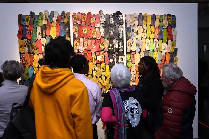 Menschen vor einem Kunstwerk