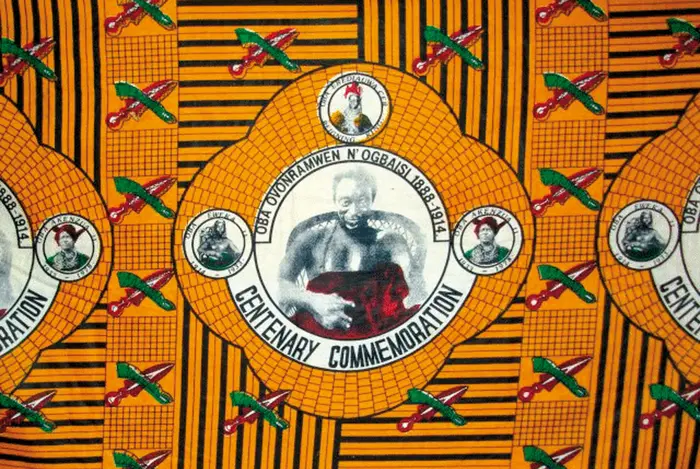 Tuch mit dem Porträt des Oba von Benin, Nigeria 1997, Foto:  Adam Jones