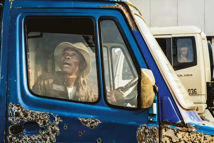 Ein Mann in einem Auto