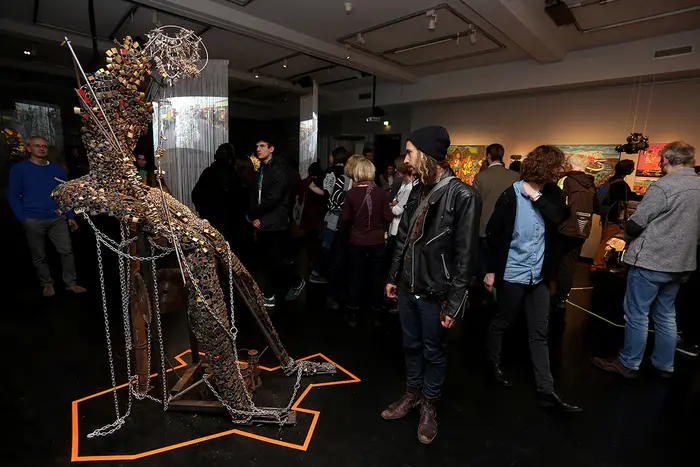 Menschen in einer Ausstellung