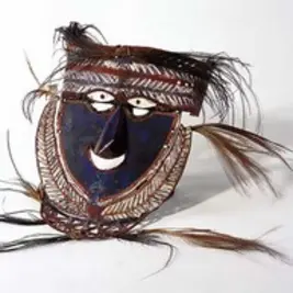 Eine Maske mit aufgemalten Augen und Mund