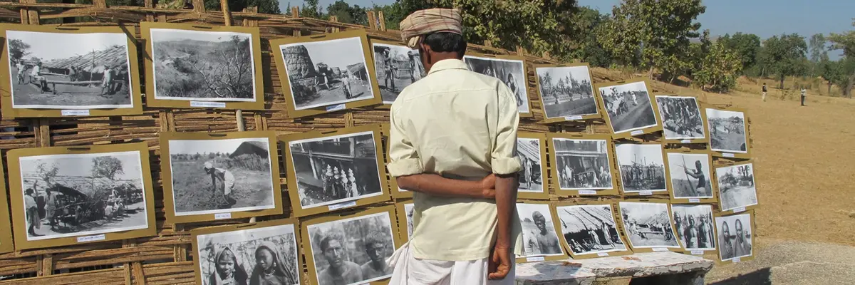 Ausstellung der Reproduktionen der Fotografien Egon von Eickstedts aus den  1920er Jahren, Tejgadh (Indien), Januar 2012 © Beatrice von Bismarck