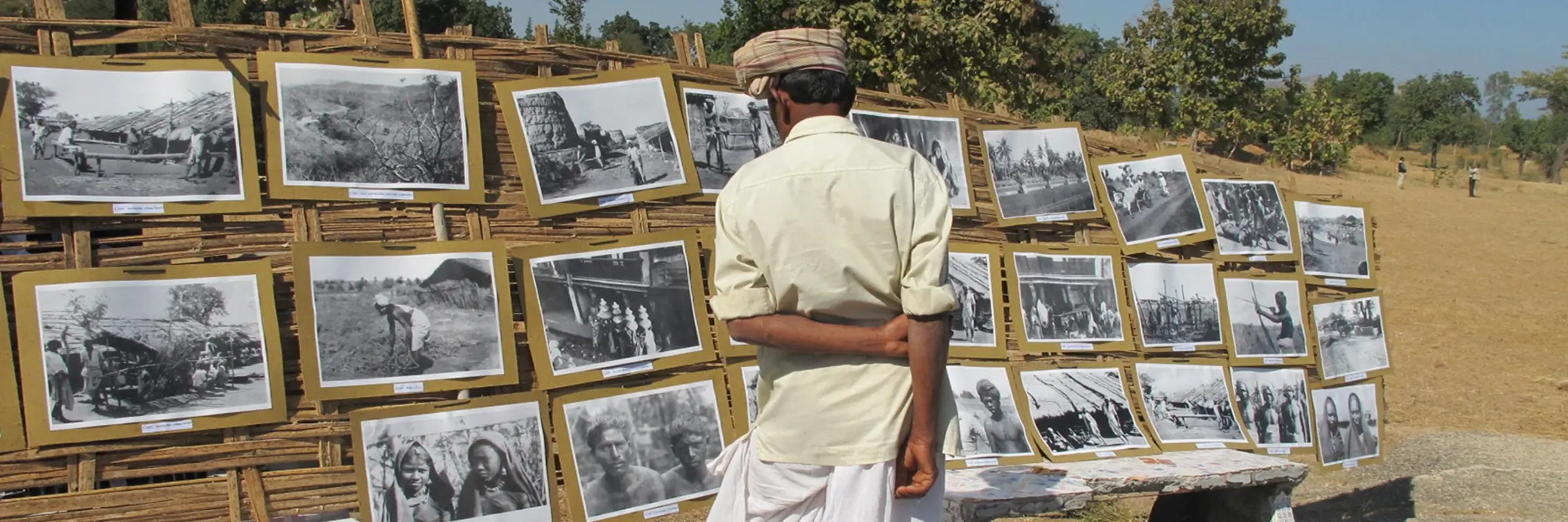Ausstellung der Reproduktionen der Fotografien Egon von Eickstedts aus den  1920er Jahren, Tejgadh (Indien), Januar 2012 © Beatrice von Bismarck