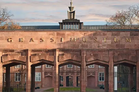 Schriftzug "Grassi Museum" auf einem großen Tor