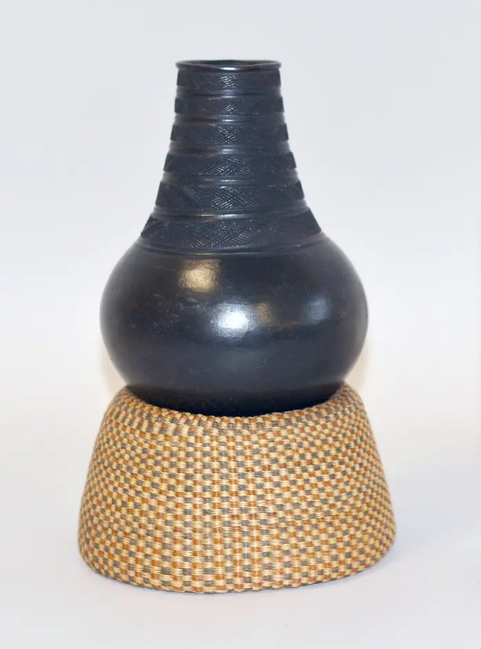 Trinkgefäß auf geflochtenem Untersatz