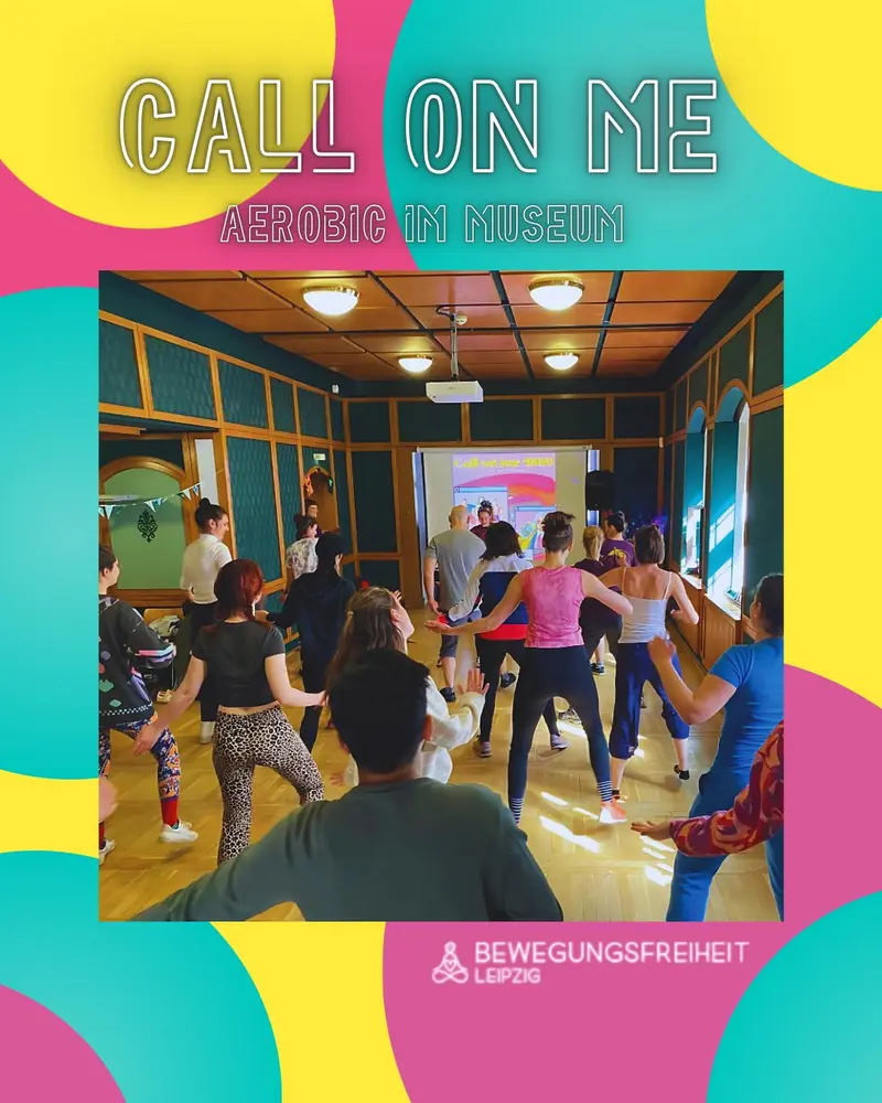 Bunte Werbegrafik für „CALL ON ME – Aerobic im Museum“. Im Vordergrund ein Foto einer Gruppe von Menschen, die in einem Museumsraum gemeinsam Aerobic tanzen. Über dem Bild steht der Titel in großen Buchstaben, drumherum farbige Kreise in Gelb, Pink und Türkis.
