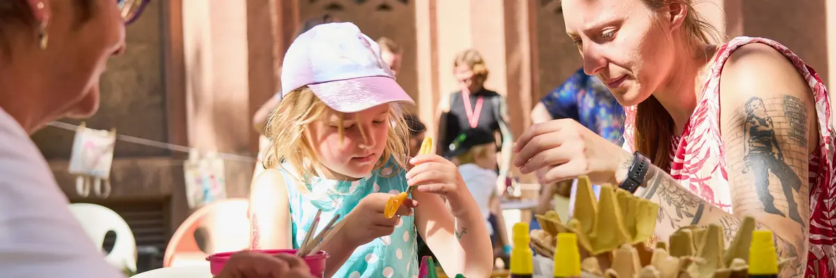Eine Familie in einem Workshop
