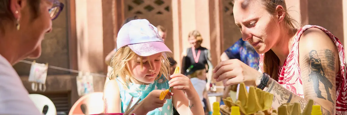Eine Familie in einem Workshop