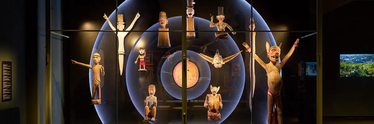 Holzskulpturen in Form einer Klangwelle angeordnet