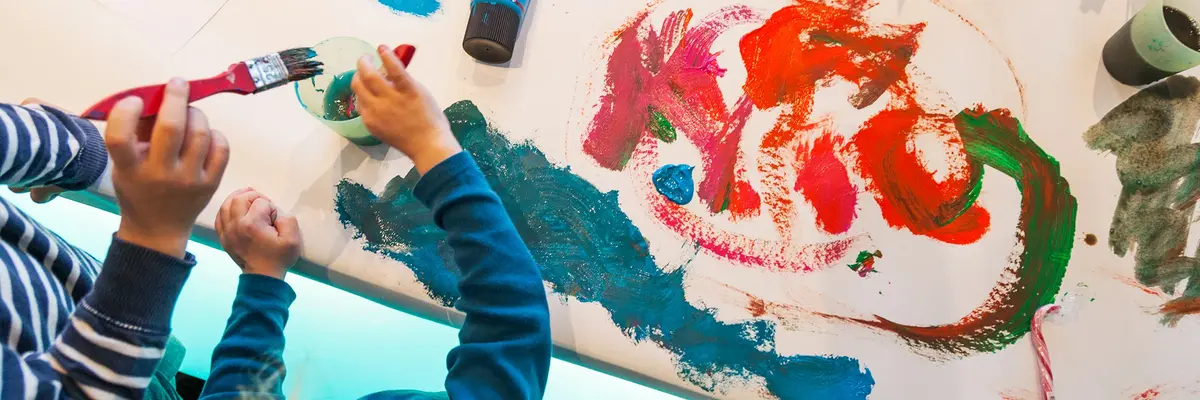 Ein Mädchen beim Malen