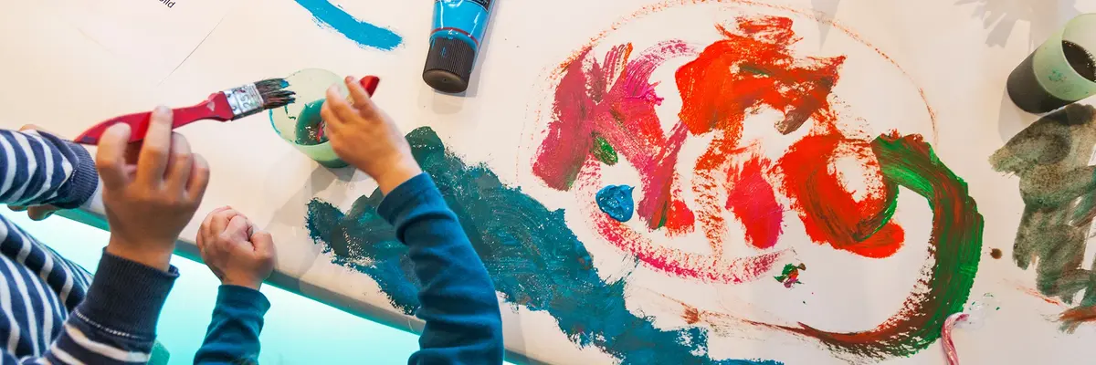 Ein Mädchen beim Malen