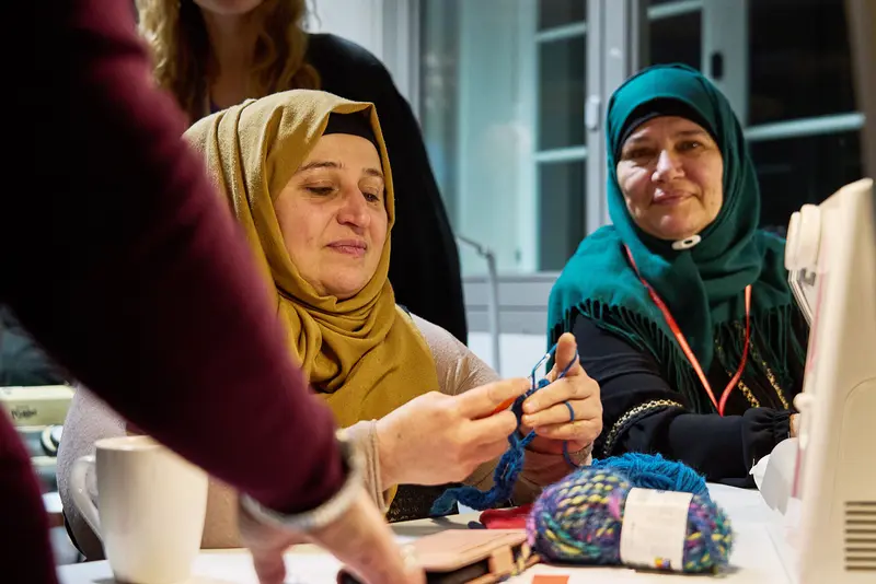 Menschen im Ausstellungsraum