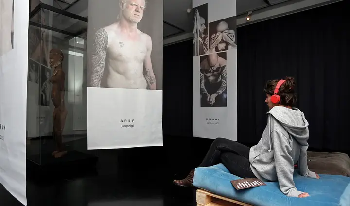 Blick in die Ausstellung „Tattoo & Piercing“, GRASSI Museum für Völkerkunde zu Leipzig