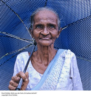 Bild einer alten Frau mit blauen Regenschirm